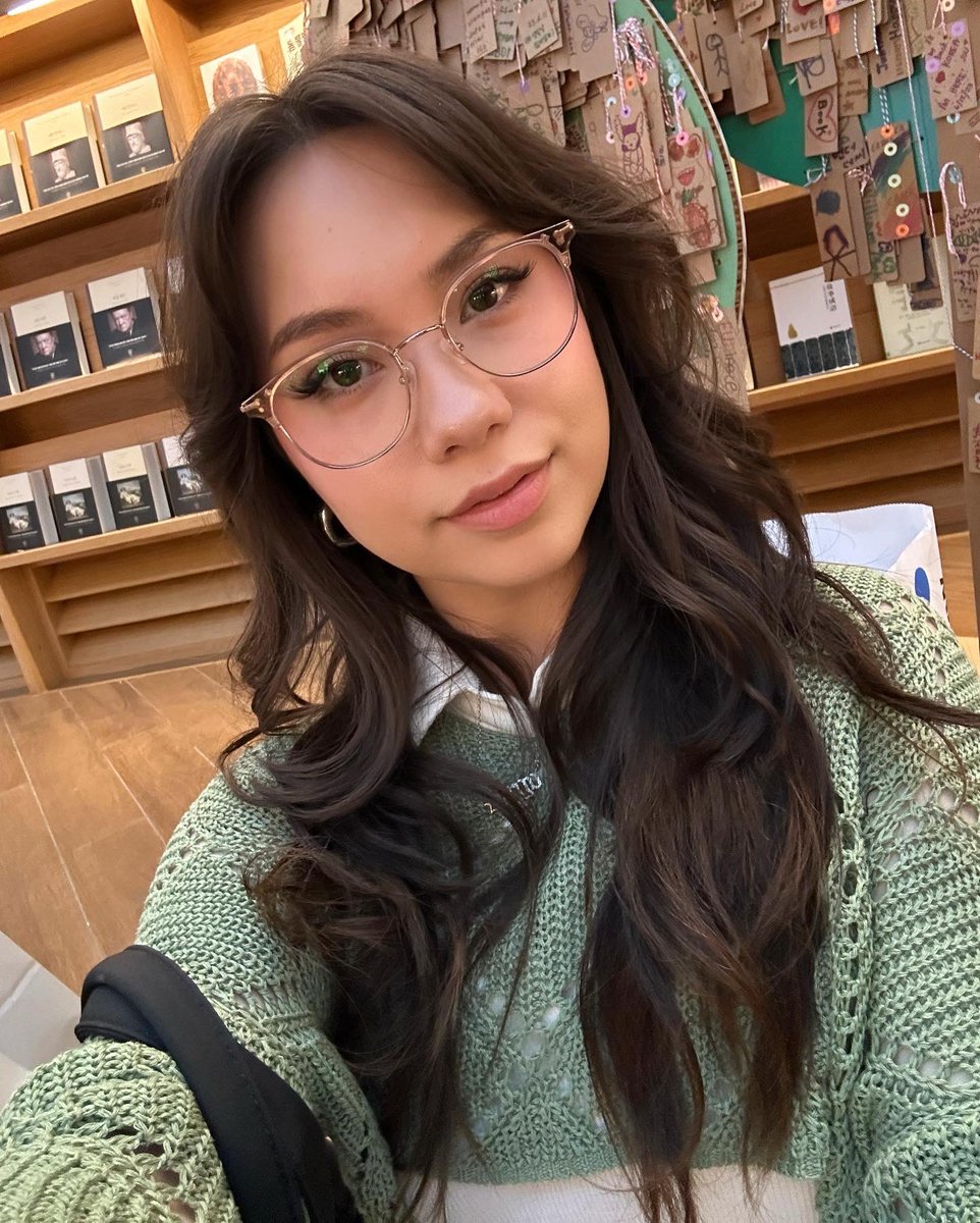 SmaIIButtercup's tweet photo. Now that I'm in the music industry I feel like I should get more famous friends...

I mean, I would mind meeting with more singers, rappers, actors and actresses, directors... You know people I could work with!

I was born to be a star and I want to keep rising! https://t.co/WfFV2CM75D