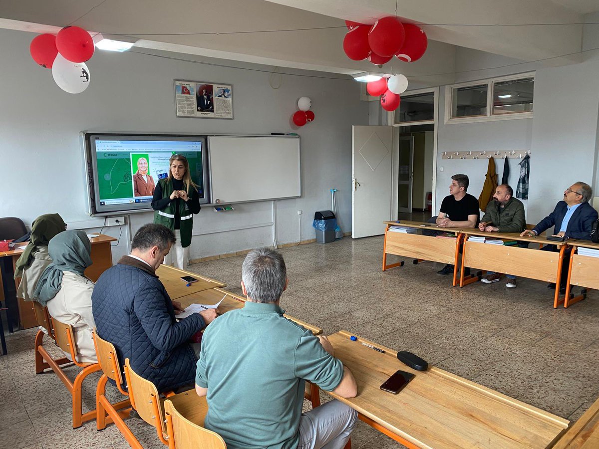 📌VAKFIKEBİR CUMHURİYET ORTAOKULU GELENEKSEL ÇOCUK OYUNLARI KURSU YEŞİLAY TANITIMI

Yeşilay Trabzon Şubesi Kadın Komisyonu Üyemiz Yeşim AYAR tarafından,Vakfıkebir Cumhuriyet Ortaokulunda Geleneksel Çocuk Oyunları Seminerine katılan öğretmenlere Yeşilay ve YEDAM tanıtımı yapıldı.