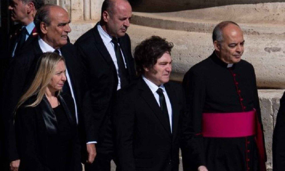 Mercede073's tweet photo. El presidente @JMilei criticó a la prensa tras no asistir a la despedida del Papa Francisco en el Vaticano, afirmando que "la gente no odia lo suficiente a los periodistas". 
Su comentario surgió tras una publicación sobre su llegada tardía al funeral. 
Milei también atacó a otros periodistas, acusándolos de mentir y compartió críticas de usuarios afines al Gobierno. 
Su ausencia en el velorio del Papa generó repudios y críticas, especialmente porque otros líderes sí asistieron.
#VictoriaComunal
https://t.co/3WYJFPt2Rf