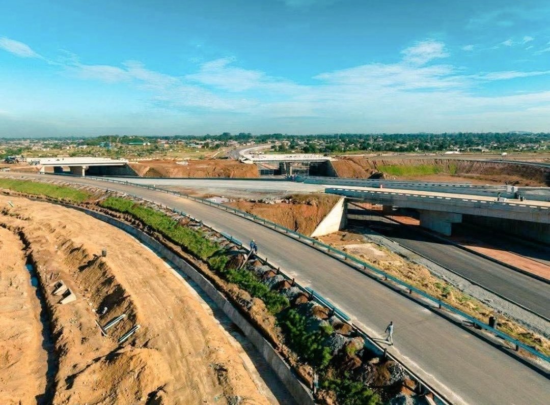 Samwacho's tweet photo. Our journey towards Vision2030, let's recognize @edmnangagwa's remarkable contributions to transforming infrastructure. The upgrades of roads & bridges re crucial as they connect communities, enhance economies, & ensure safety. #Infrastructure #BuildingBetterRoads
#brickbybrick https://t.co/MilBk94Eir