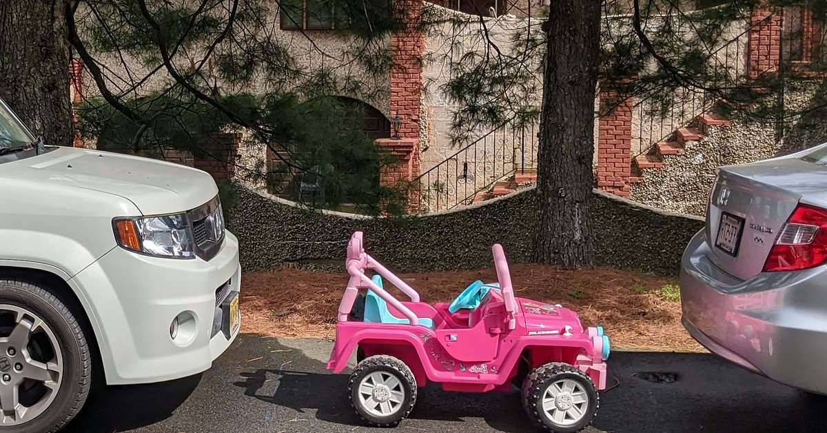 JoyChristopher_'s tweet image. Have you ever caught your kid acting like an adult when nobody was looking?
#parallelparking
#likeaglove
#hoopty
#jeepgirl 
#betweenthelines