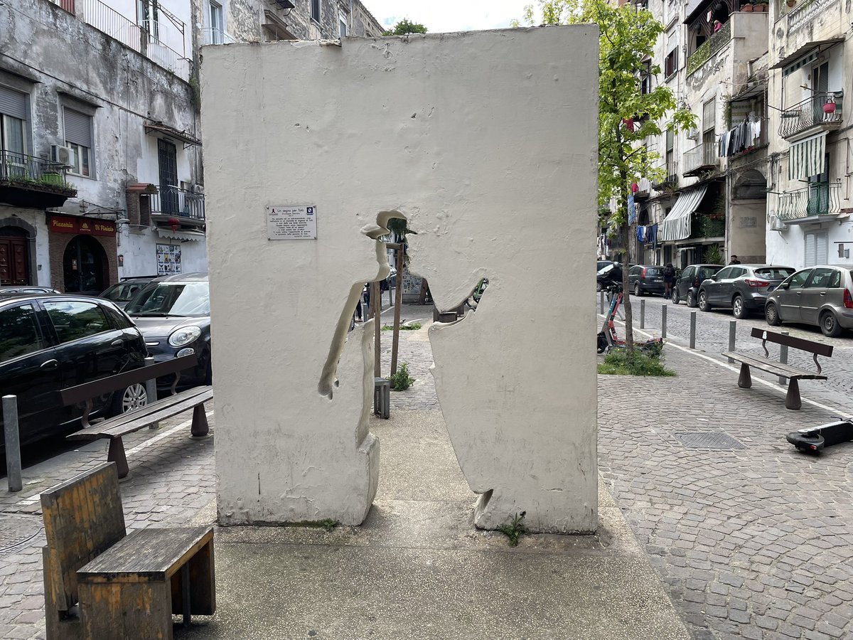 museumofwalking's tweet photo. #WalkingStatue in #Naples @walkerspectacle https://t.co/Pc2nq06JAa