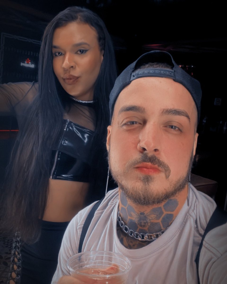 Nós sempre tivemos uma conexão que parece de outra vida. Mas foi aqui, nesse mundo, que nos sintonizamos através da música — e especialmente através do amor que construímos pela Lady Gaga.
Ela esteve conosco em tudo: da pré-adolescência à juventude, nos corredores da escola que