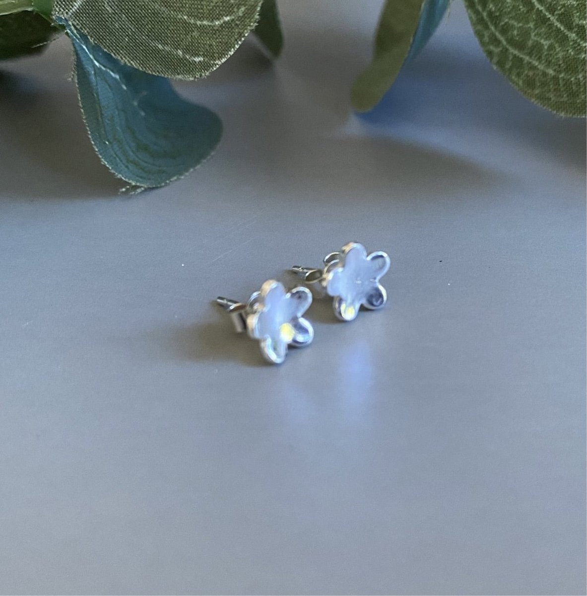 MaisyPlum2's tweet photo. Sterling Silver Daisy Stud Earrings https://t.co/jdYuBpnHBd ##UKCraftersHour #shopsmall #UKHashtags #inbizhour #HandmadeHour #Firsttmaster #MHHSBD #bizbubble #giftideas ##UKGiftHour #SilverStuds https://t.co/TwOpxVvGCL