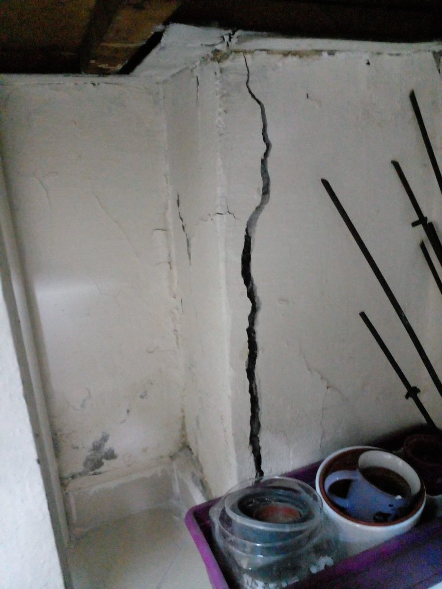 200 yıldır insan hayatı kurtaran Çapa Tıp Fakültesinin son hali ,ufak bir sarsıntıda bile , binlerce öğrenciye,hekime,sağlık çalışanına,hastaya mezar olacak durumda 
 #çapamezarolmasın #depremoldu #depremistanbul #sallandık