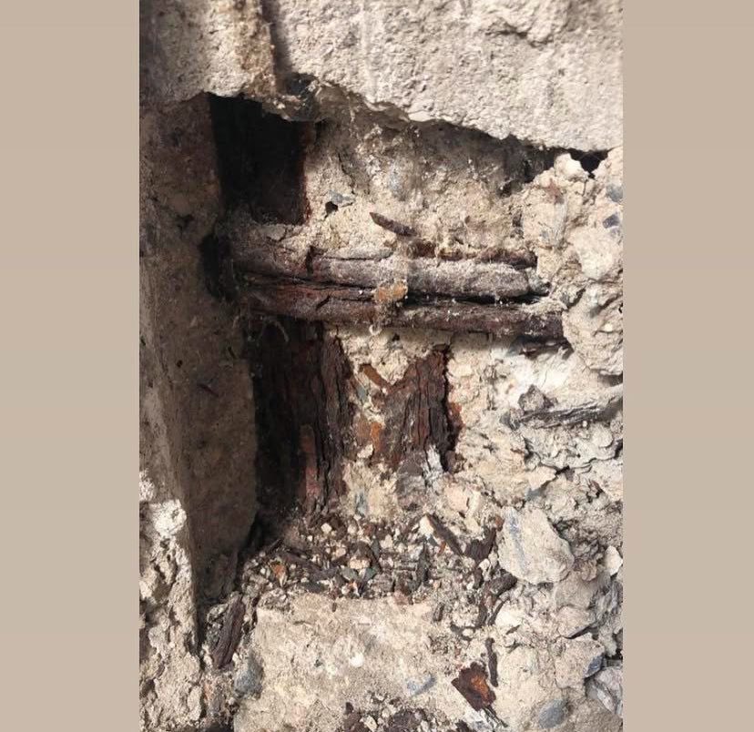 Hukuk_Tip's tweet photo. 200 yıldır insan hayatı kurtaran Çapa Tıp Fakültesinin son hali ,ufak bir sarsıntıda bile , binlerce öğrenciye,hekime,sağlık çalışanına,hastaya mezar olacak durumda 
 #çapamezarolmasın #depremoldu #depremistanbul #sallandık https://t.co/ILN1oW6RVX