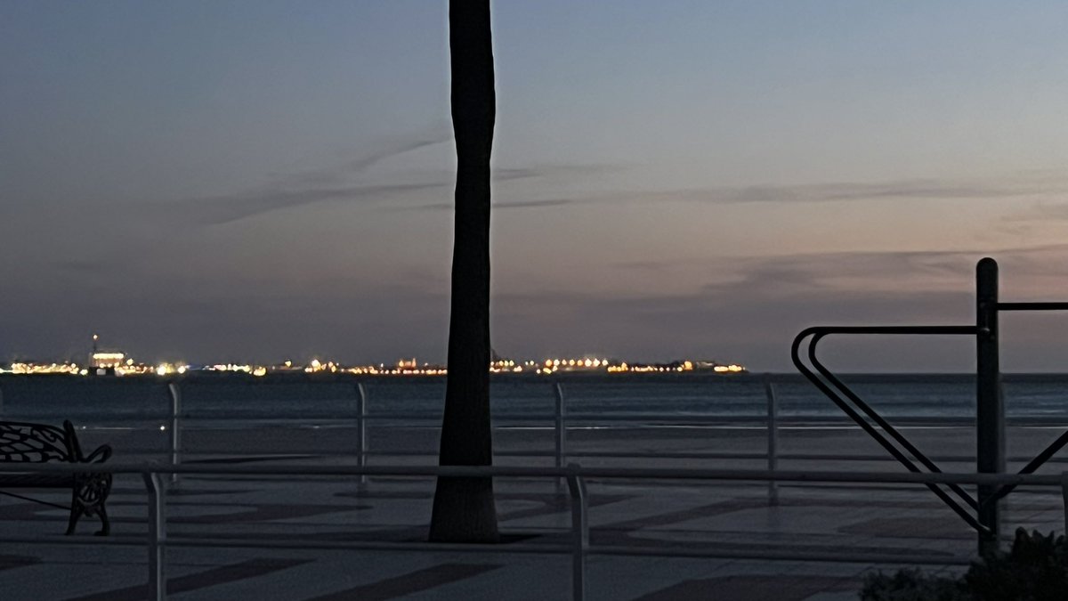 Cádiz desde Valdelagrana vuelve a brillar. Aquí seguimos a oscuras