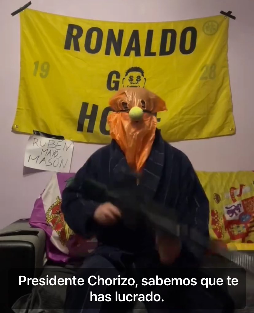 🚨BOMBAZO DE ÚLTIMA HORA🚨

Sale a la “luz”el  autor del ciberataque. 

En el vídeo explica que realizó dicho ataque en reivindicación a la mala gestión del Real Valladolid presidido por Ronaldo Nazario. 

El “terrorista” está en busca y captura por el CNI y fuerzas del estado