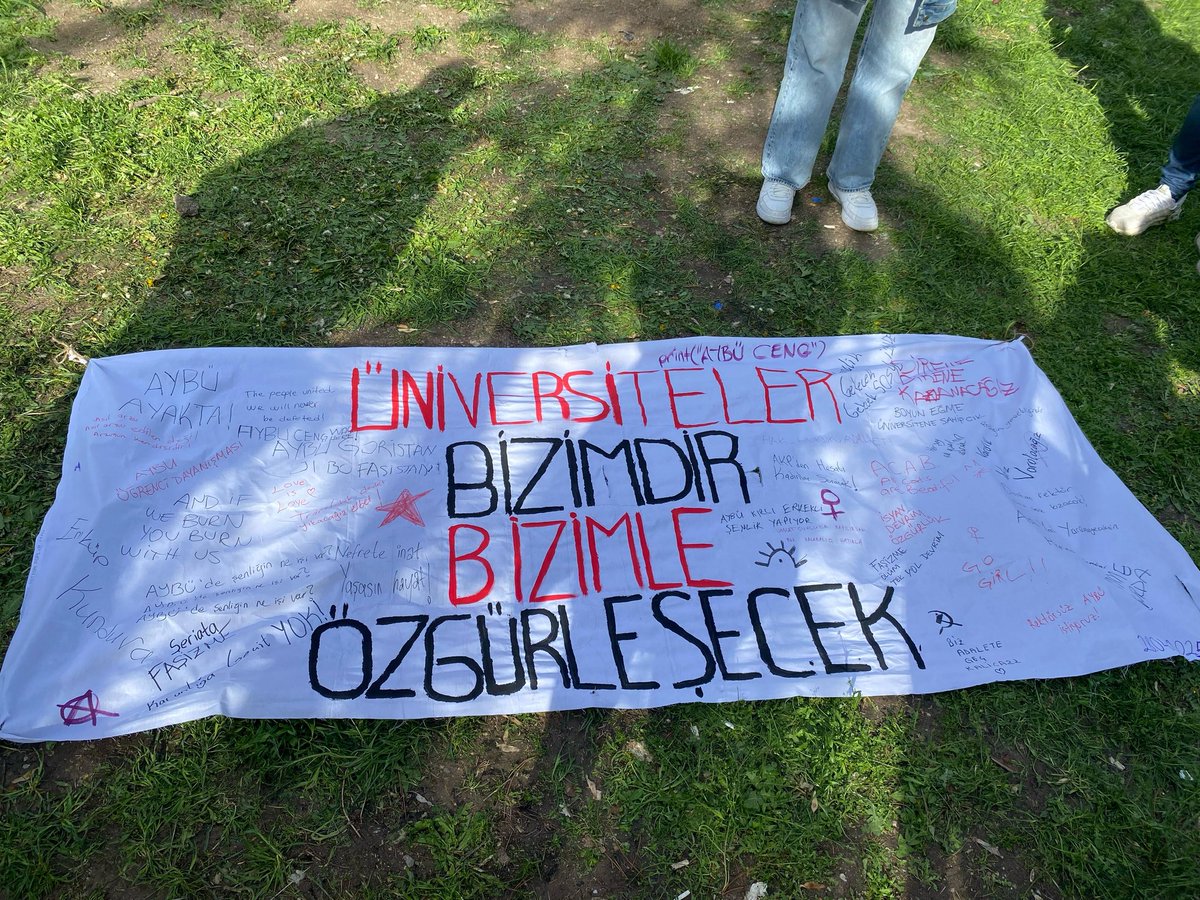 Rektörlüğün düzenlediği "Kariyer Günleri ve Bahar Etkinlikleri" adı altındaki düzmece şenliğe karşı "Direniş Şenliği"mizi tamamladık. Katılan tüm arkadaşlarımıza teşekkür ederiz. Dayanışmanın önemini bir kez daha hatırlatıyor "Üniversiteler bizimdir Bizimle özgürleşecek" diyoruz.