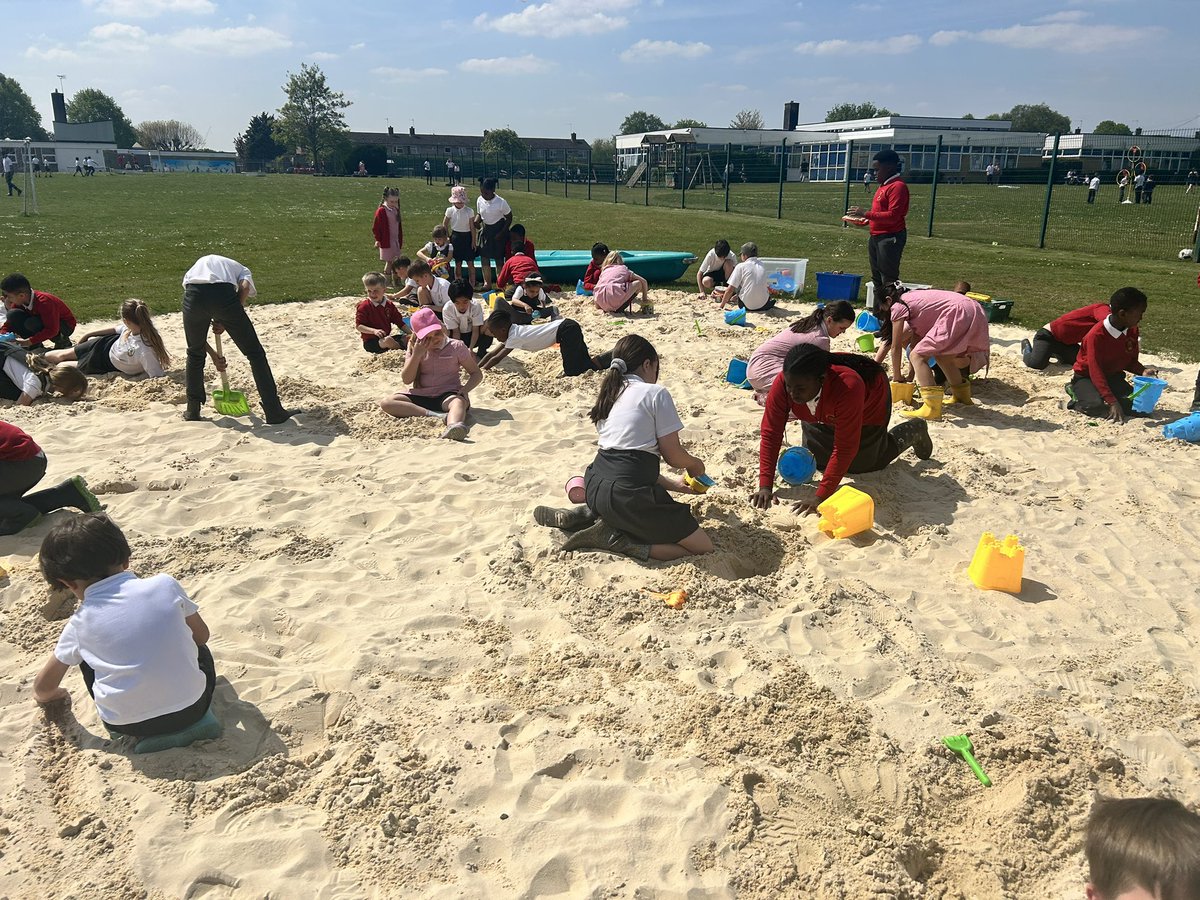 holyfamilywgc's tweet photo. What a fantastic day to open the new sandpit! An unmissable lunchtime of play 😊❤️ @Barhaleltd #OPALschool https://t.co/hnicl0jzZF
