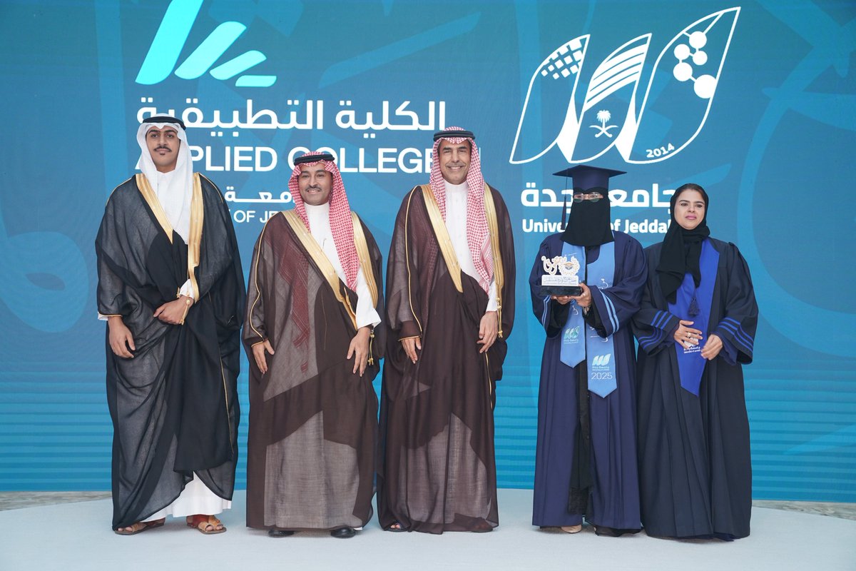 UOfjeddah's tweet photo. تغطية 📷 | 

جانب من حفل تخرج الدفعة العاشرة قادة المستقبل طلاب وطالبات الكلية التطبيقية (مرحلة الدبلوم وبرنامج تمم). 

#الاختيار_الأول_لقادة_المستقبل 
#حفل_تخرج_قادة_المستقبل_10 https://t.co/dpUP7wb0yE
