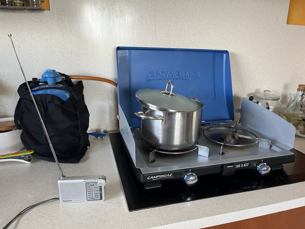 Doncs de moment haurem fet el dinar i el sopar amb els fogons per anar de càmping tot escoltant <a href="/rac1/">RAC1</a> amb l'aparell de ràdio de l'àvia