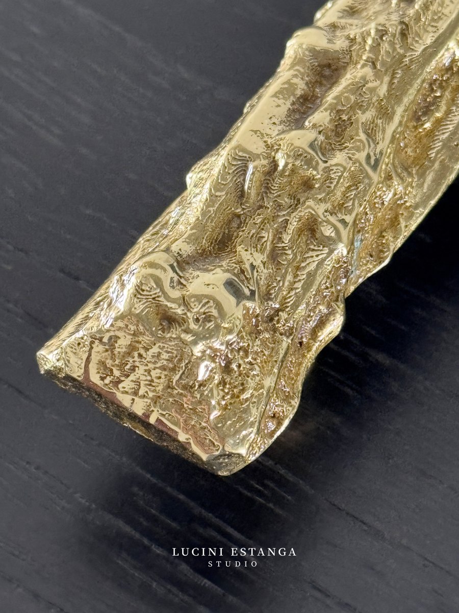 LuciniEstanga's tweet image. Nuestra nueva colección de tiradores y manijón luciniestanga9010 transforma la funcionalidad en arte, aportando un toque orgánico.
luciniestangastudio.com/en/23

#airedelsur #airedelsurstore #schatzartesanos #DiseñoDeHerrajes #FurnitureHardware