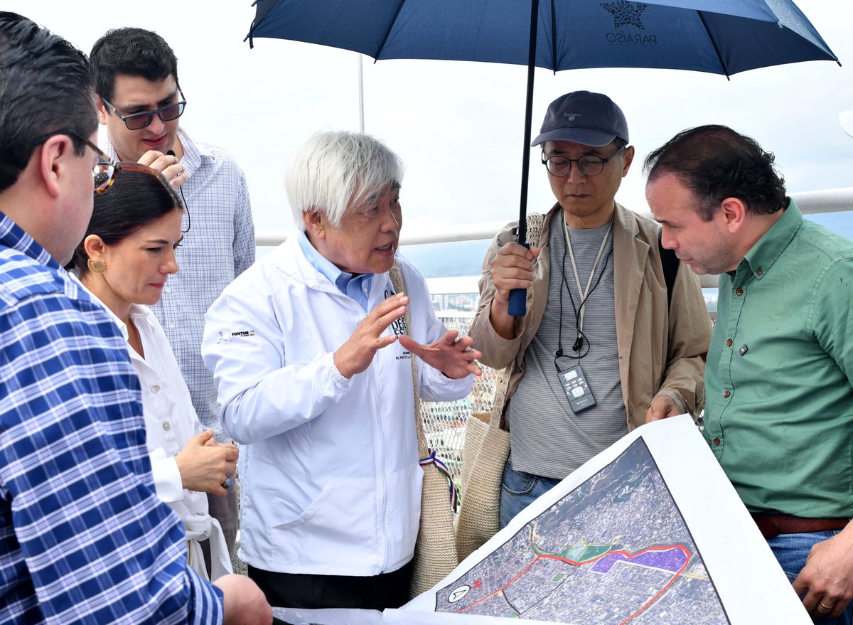 alejoeder's tweet photo. Durante 10 días, en Cali abrimos una ventana al futuro. Recorrimos nuestra ciudad junto al Dr. Young-Hoon KWAAK, uno de los grandes visionarios urbanos del mundo, con una pregunta en mente: ¿Qué ciudad queremos dejarle a nuestros hijos y nietos? 1/5

#UnidosRecuperamosCali https://t.co/Rh8nSiaqr2
