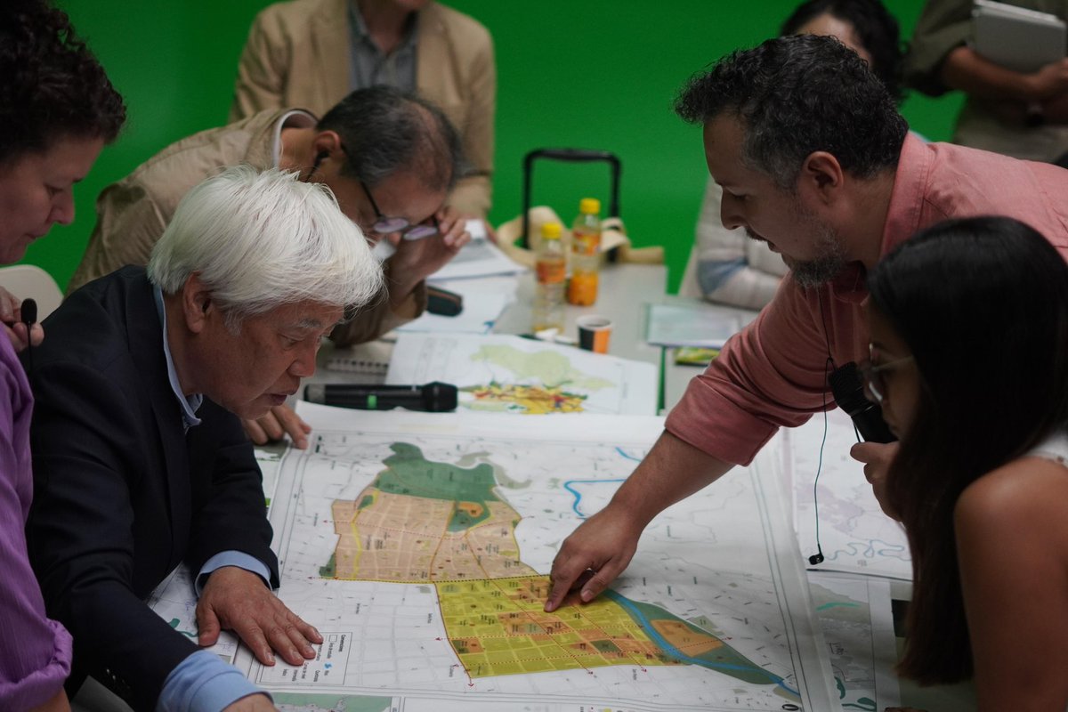 alejoeder's tweet photo. Durante 10 días, en Cali abrimos una ventana al futuro. Recorrimos nuestra ciudad junto al Dr. Young-Hoon KWAAK, uno de los grandes visionarios urbanos del mundo, con una pregunta en mente: ¿Qué ciudad queremos dejarle a nuestros hijos y nietos? 1/5

#UnidosRecuperamosCali https://t.co/Rh8nSiaqr2
