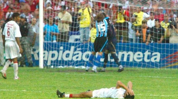 pfqloficial's tweet photo. 🇧🇷 JOGOS HISTÓRICOS: A BATALHA DOS AFLITOS

Todo torcedor brasileiro já ouviu falar, pelo menos uma vez, da lendária Batalha dos Aflitos. Mas você sabe o que realmente aconteceu nesse jogo e por que ele ficou tão marcado na história do nosso futebol?

Disputada em 26 de novembro de 2005, essa partida foi a "final" da Série B daquele ano, entre Grêmio e Náutico, com o vencedor garantindo sua vaga na elite do futebol nacional. Mas, o que deveria ser apenas um jogo decisivo, se transformou em uma verdadeira batalha, repleta de lances dramáticos, tensão extrema e emoções à flor da pele, testando o coração até do torcedor mais calmo. Não à toa, o confronto entrou para a história com esse nome épico.

Quer entender por que esse jogo é tão icônico? Então vem com a gente, que a PFQL conta todos os detalhes de uma das partidas mais memoráveis do futebol brasileiro!