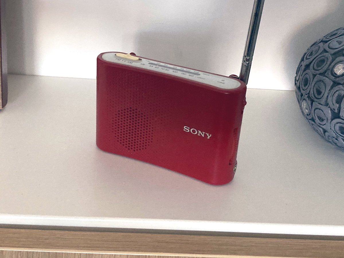 Hoy a vuelto a ser una gran compañera. 
Nuevo día de transistores. La saqué del cajón después de muchos años y ha estado todo el día conmigo 📻❤️