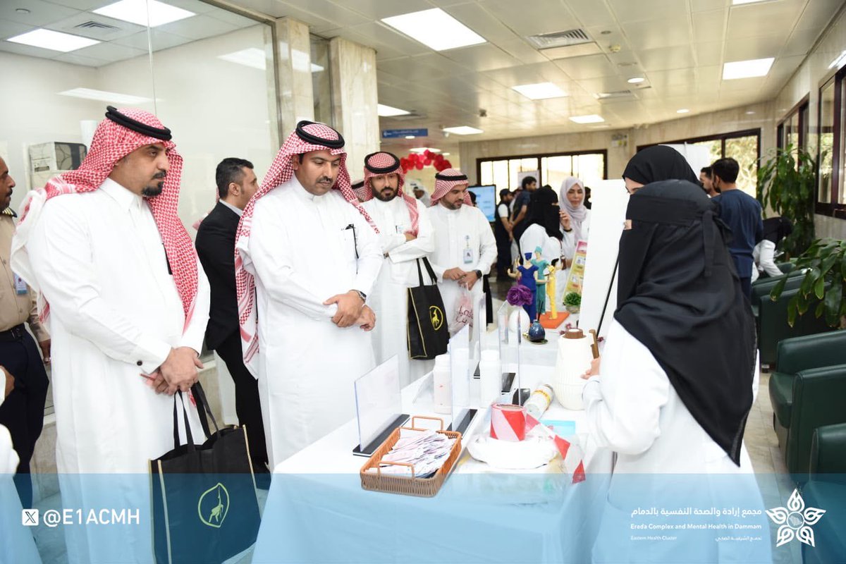 حيث حظي المعرض والذي استمر ليوم واحد بمتابعة أكثر من 1000 زائر ومهتم من المراجعين ومنسوبي المجمع بهدف رفع الوعي بأهمية وسائل السلامة والحفاظ على الصحة المهنية داخل المنشأة .