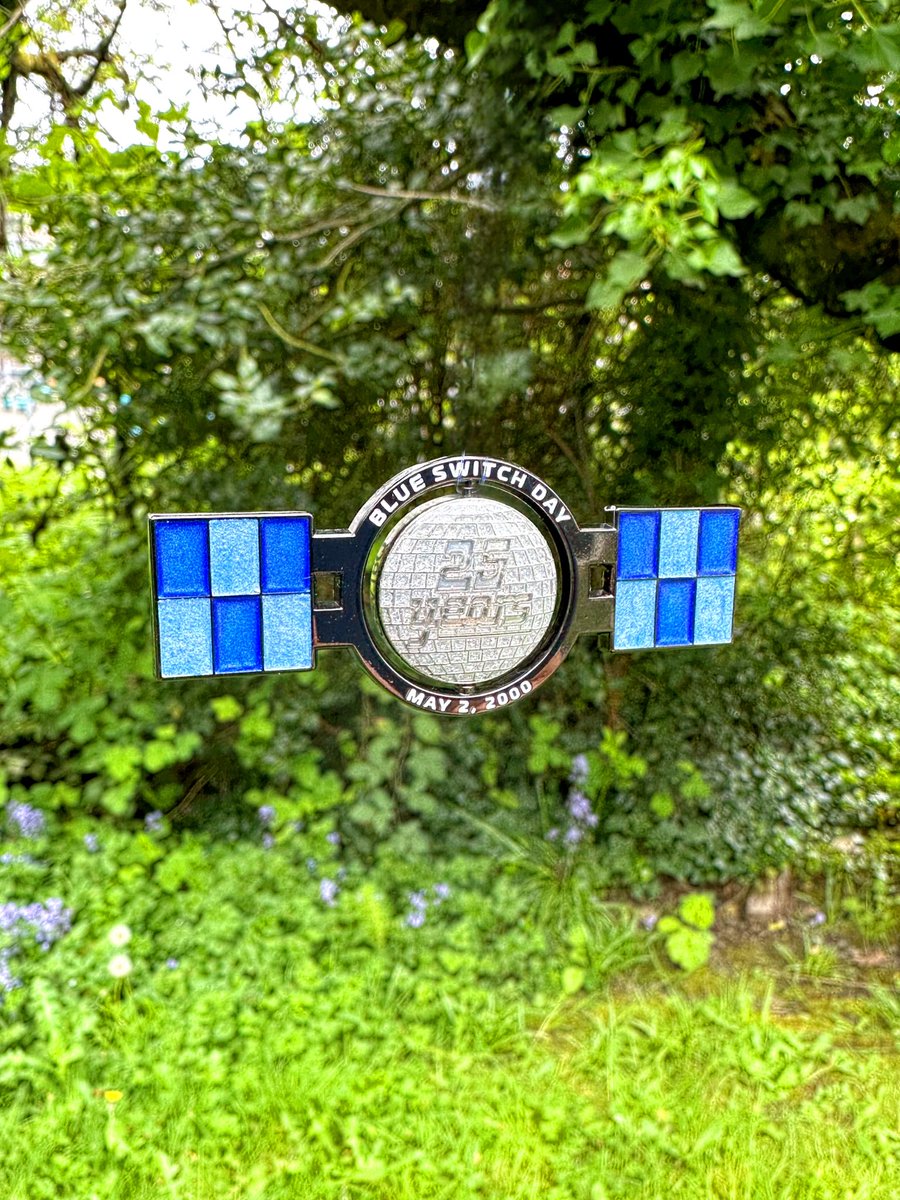 ShopGeocaching's tweet image. 🎉 Cheers to 25 years of geocaching! 🚀

Check out this fun spinner geocoin—disco ball spins inside satellite wings! The 2025 Blue Switch Geocoin is ready to roll!

👉 bit.ly/4jLRDo7 👈

#geocaching #geocachinghq #trackable #blueswitch #celebrate25years #souvenir