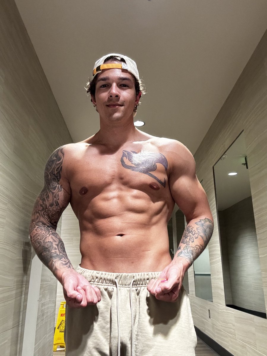 JaydenMarcosXX's tweet photo. Day 3!!! Go.. To the Fucking.. GYM!! Big Sexy Says Do It Right Now https://t.co/jIg0VIJiBl