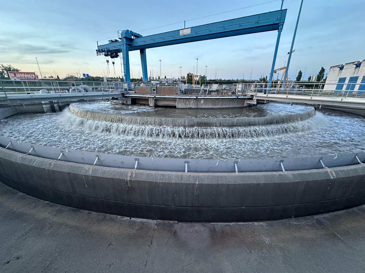 Las estaciones potabilizadoras de agua y la depuradora de aguas residuales van recuperando poco a poco la normalidad después del #apagón.

Son sistemas que no vemos, ya que están bajo tierra, pero muy delicados de reiniciar tras un parón como el que han sufrido hoy.

<a href="/pellitero/">Alejandro</a>