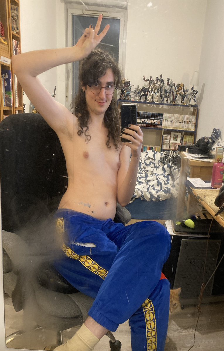 SiscirLUWD's tweet photo. Please disregard the "worst mirror of all time" it's a dump find, I'm going to IKEA in a week to buy a proper one
But also, 6months hrt yay https://t.co/07Ll7VmMpR