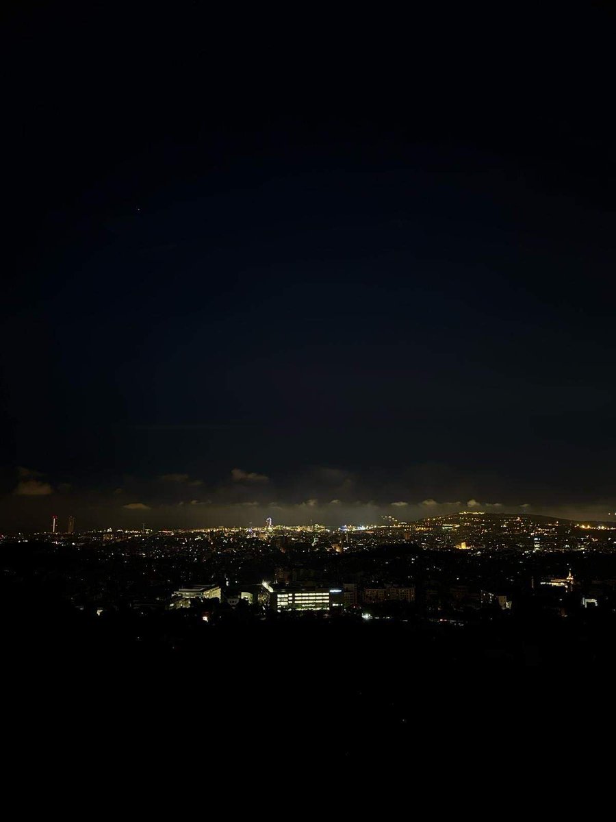 🔴 DIRECTE | L'afectació de l'apagada elèctrica es fa evident en plena nit. En la imatge es veu la ciutat de Barcelona des de la Carretera de les Aigües

#apagadageneral

elnacional.cat/ca/societat/ap…