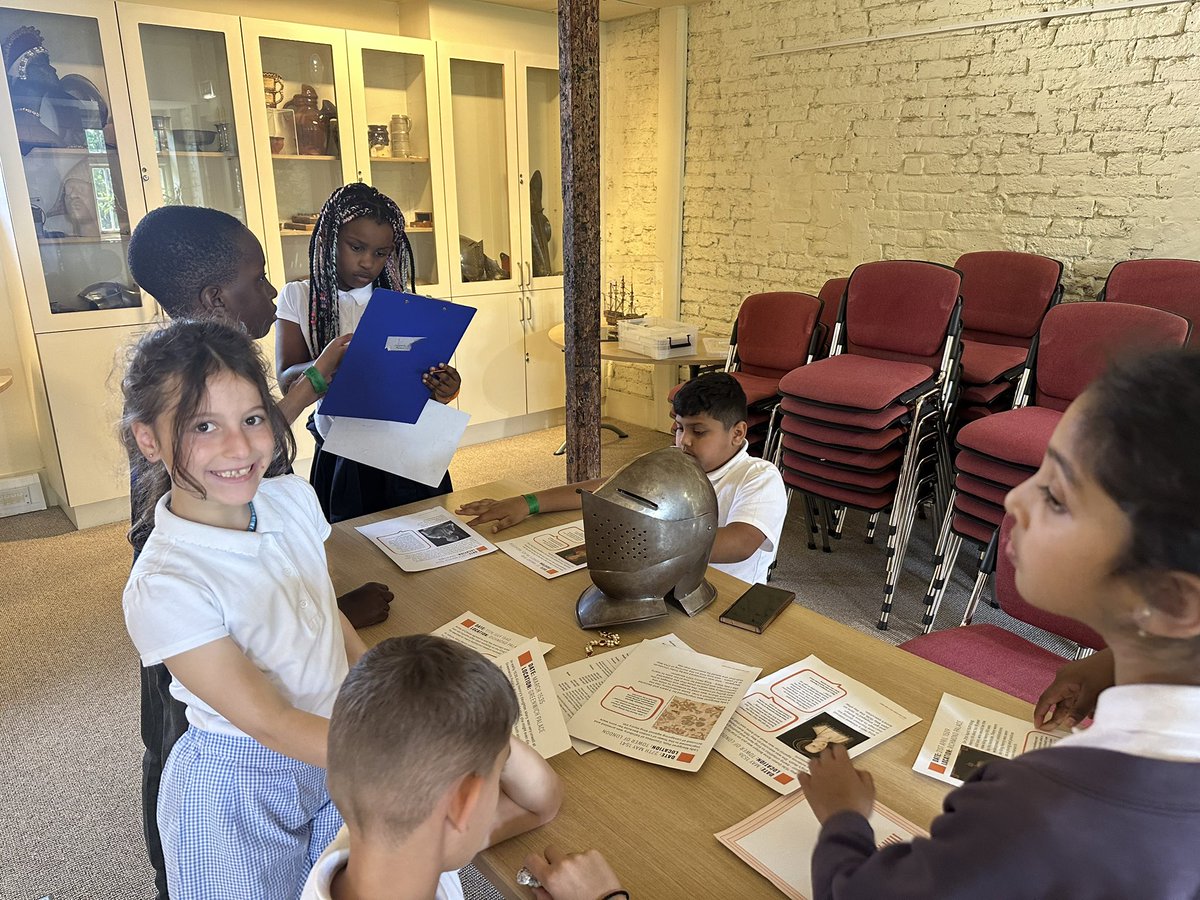 We had a wonderful day of learning, viewing and walking in the footsteps of kings and queens!  This Year 4 trip to Hampton Court Palace has left the children wanting to learn more!