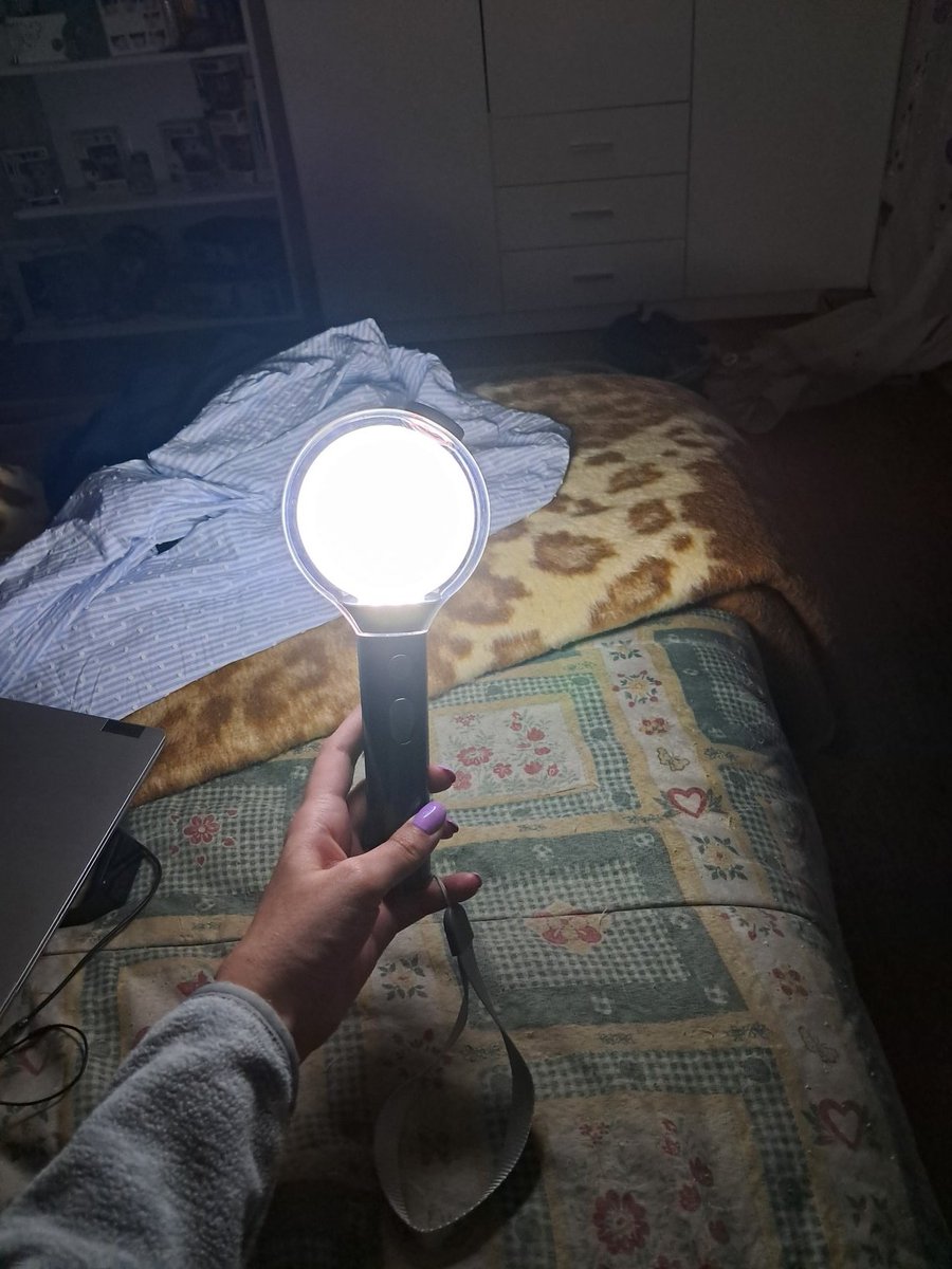 LipaCsr's tweet photo. Ainda sem luz aqui.
Mas temos a ARMY Bomb a salvar o dia... neste caso, a noite😂😂 https://t.co/kOi9YkeQdl