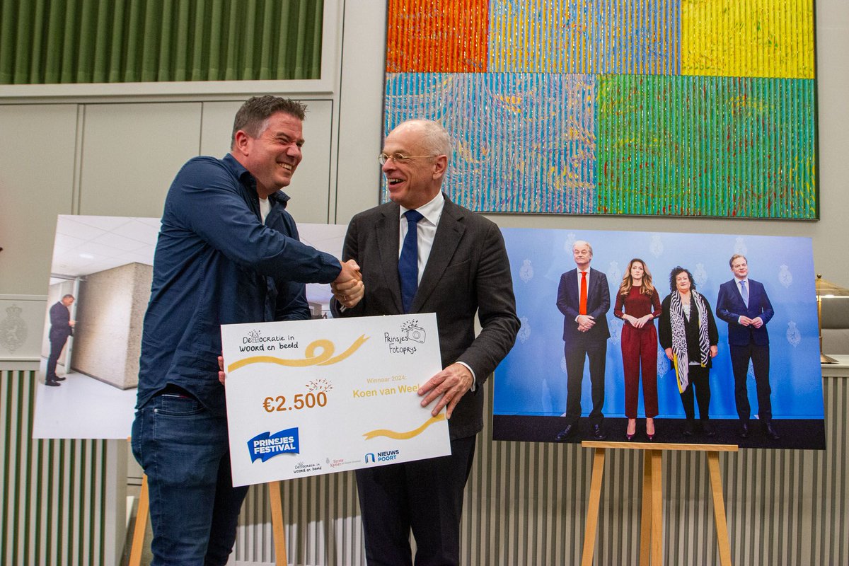 ✨ Terwijl Den Haag even tot rust komt tijdens het mei-reces, starten wij vol energie met de voorbereidingen voor Democratie in Woord en Beeld 2025!
🏆 Afgelopen editie:
📚Boekenprijs: Hein de Haas
 📸Fotoprijs: Koen van Weel
🎙️Podcastprijs: De Spindoctors