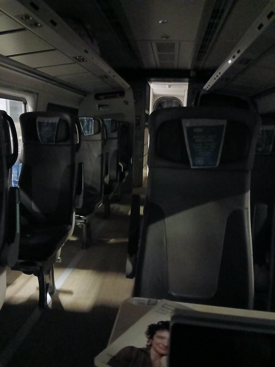Los que hemos decidido quedarnos estamos en un grupo de WhatsApp llamado "Tirados en Zamora". Terminaremos contándonos historias de horror en la oscuridad del vagón.
<a href="/Renfe/">Renfe</a> <a href="/oscar_puente_/">Oscar Puente</a> 
Por cierto, tras casi diez horas,  ni un bocadillo para los niños.