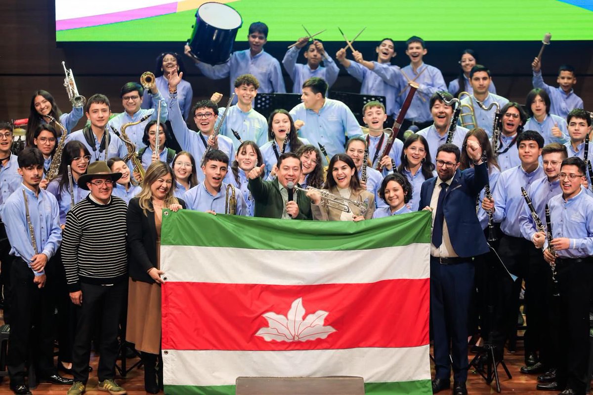 CarlosAmayaR's tweet photo. ¡Queremos que el 🌎 escuche el talento y la pasión de la #BoyacáGrande💚💜🤍!

Despedimos con orgullo a la Banda Sinfónica de Duitama, quienes viajarán a Bélgica para representar lo mejor de nuestra tierra en el 73° Festival Europeo de Música para Jóvenes. 

Felicitamos de corazón a los 4️⃣6️⃣ integrantes, a su director Sergio Chacón, a los 7️⃣ docentes y al equipo de Culturama.

Con la estrategia #MisiónAlas, liderada por la gestora social @DanielaAssisF, y gracias a la unión entre el sector público y privado, alcanzamos el logro 2️⃣3️⃣ de #700LogrosBoyacá2025. 

Además de recaudar $151 millones, demostramos que trabajando en equipo podemos llevar el talento boyacense muy lejos.

¡Que su música vuele alto, y que su sueño inspire a toda una generación!