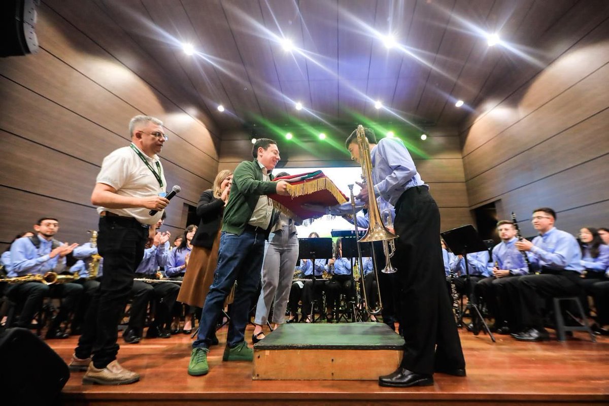 CarlosAmayaR's tweet photo. ¡Queremos que el 🌎 escuche el talento y la pasión de la #BoyacáGrande💚💜🤍!

Despedimos con orgullo a la Banda Sinfónica de Duitama, quienes viajarán a Bélgica para representar lo mejor de nuestra tierra en el 73° Festival Europeo de Música para Jóvenes. 

Felicitamos de corazón a los 4️⃣6️⃣ integrantes, a su director Sergio Chacón, a los 7️⃣ docentes y al equipo de Culturama.

Con la estrategia #MisiónAlas, liderada por la gestora social @DanielaAssisF, y gracias a la unión entre el sector público y privado, alcanzamos el logro 2️⃣3️⃣ de #700LogrosBoyacá2025. 

Además de recaudar $151 millones, demostramos que trabajando en equipo podemos llevar el talento boyacense muy lejos.

¡Que su música vuele alto, y que su sueño inspire a toda una generación!