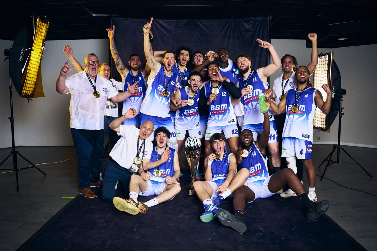 ObjsOlive's tweet photo. le titre ou rien. 🤍💙🏆

VAINQUEURS DE LA COUPE DE FRANCE 2025 🙂‍↕️

📷 - Thinlay Silva-Vincent https://t.co/S5rIYVnFsm