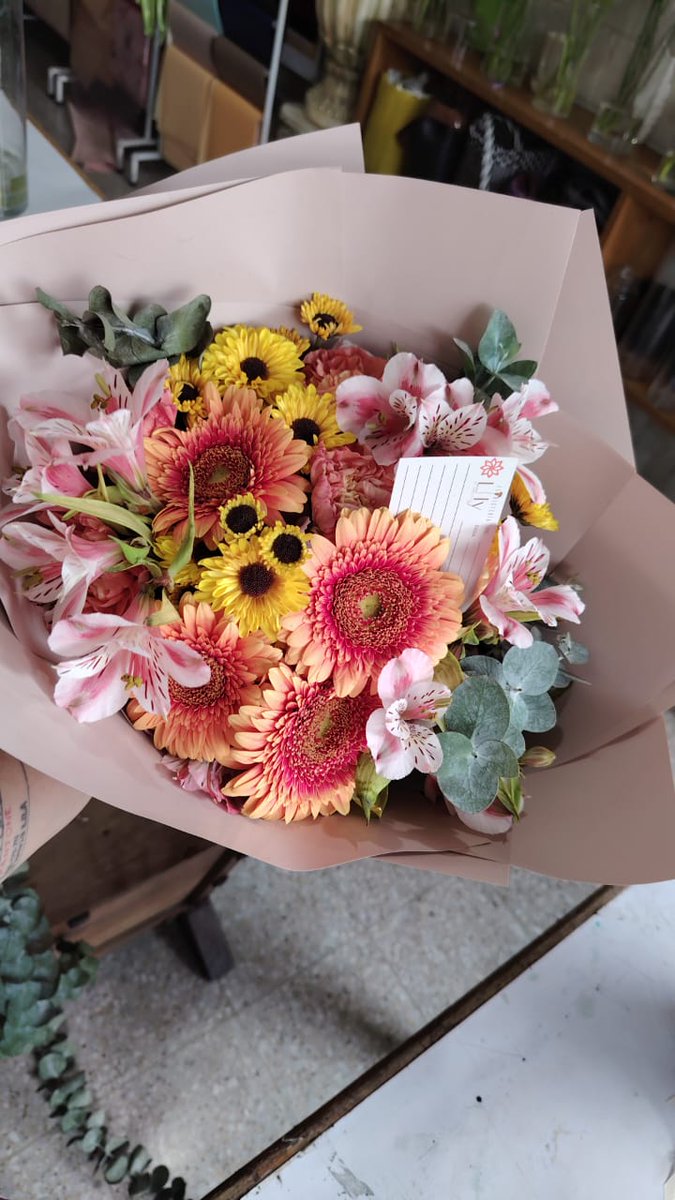 Un detalle bonito para sus señoras madres el próximo 10 de mayo, o para cualquier otra ocasión...
Vayan a seguirlos en IG: instagram.com/floristerialil…