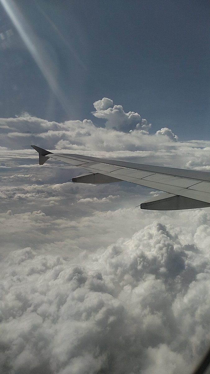 fafafafazul's tweet photo. @tanyakanrl pict pertama waktu br take off, pict 2 itu di pertengahan penerbangan dan itu hampir menyatu dengan matahari alias deket bangett, pict terakhir itu wktu mau landing di kl. kira² begini lah nder gambarannya🫶🏼 https://t.co/gz2zSgAocH
