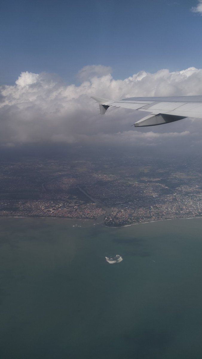 fafafafazul's tweet photo. @tanyakanrl pict pertama waktu br take off, pict 2 itu di pertengahan penerbangan dan itu hampir menyatu dengan matahari alias deket bangett, pict terakhir itu wktu mau landing di kl. kira² begini lah nder gambarannya🫶🏼 https://t.co/gz2zSgAocH