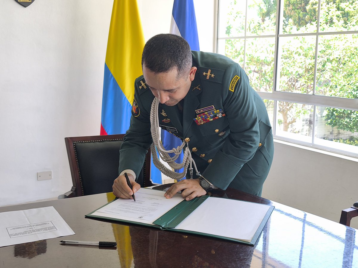 EmbColES's tweet photo. @EmbColES da la bienvenida al Coronel Duvalier Velázquez Marulanda, designado por @mindefensa como Agregado Militar, Naval y Aéreo de la República de Colombia ante el Gobierno de El Salvador. 
@CancilleriaCol https://t.co/82Ypn85gqi