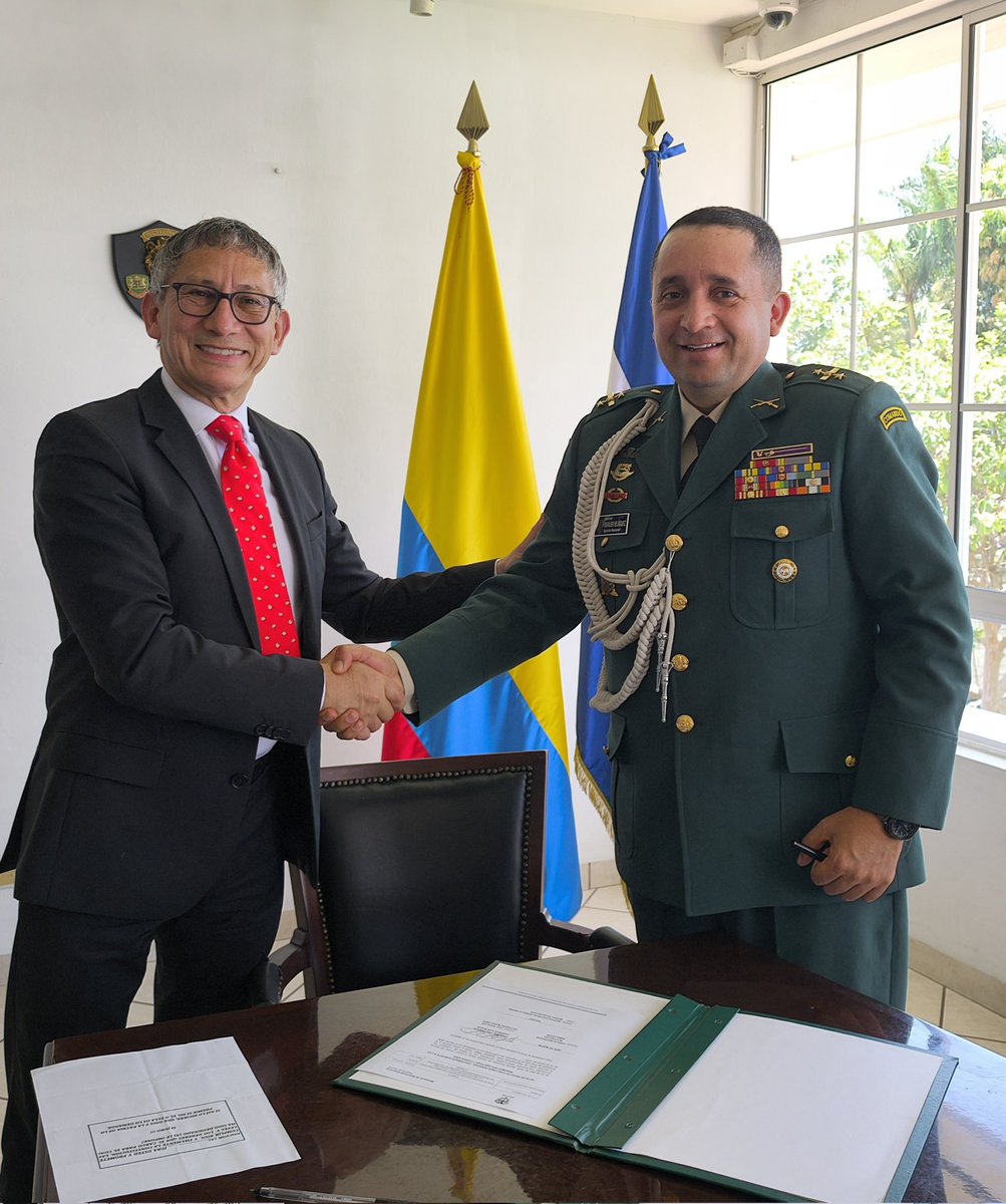 EmbColES's tweet photo. @EmbColES da la bienvenida al Coronel Duvalier Velázquez Marulanda, designado por @mindefensa como Agregado Militar, Naval y Aéreo de la República de Colombia ante el Gobierno de El Salvador. 
@CancilleriaCol https://t.co/82Ypn85gqi