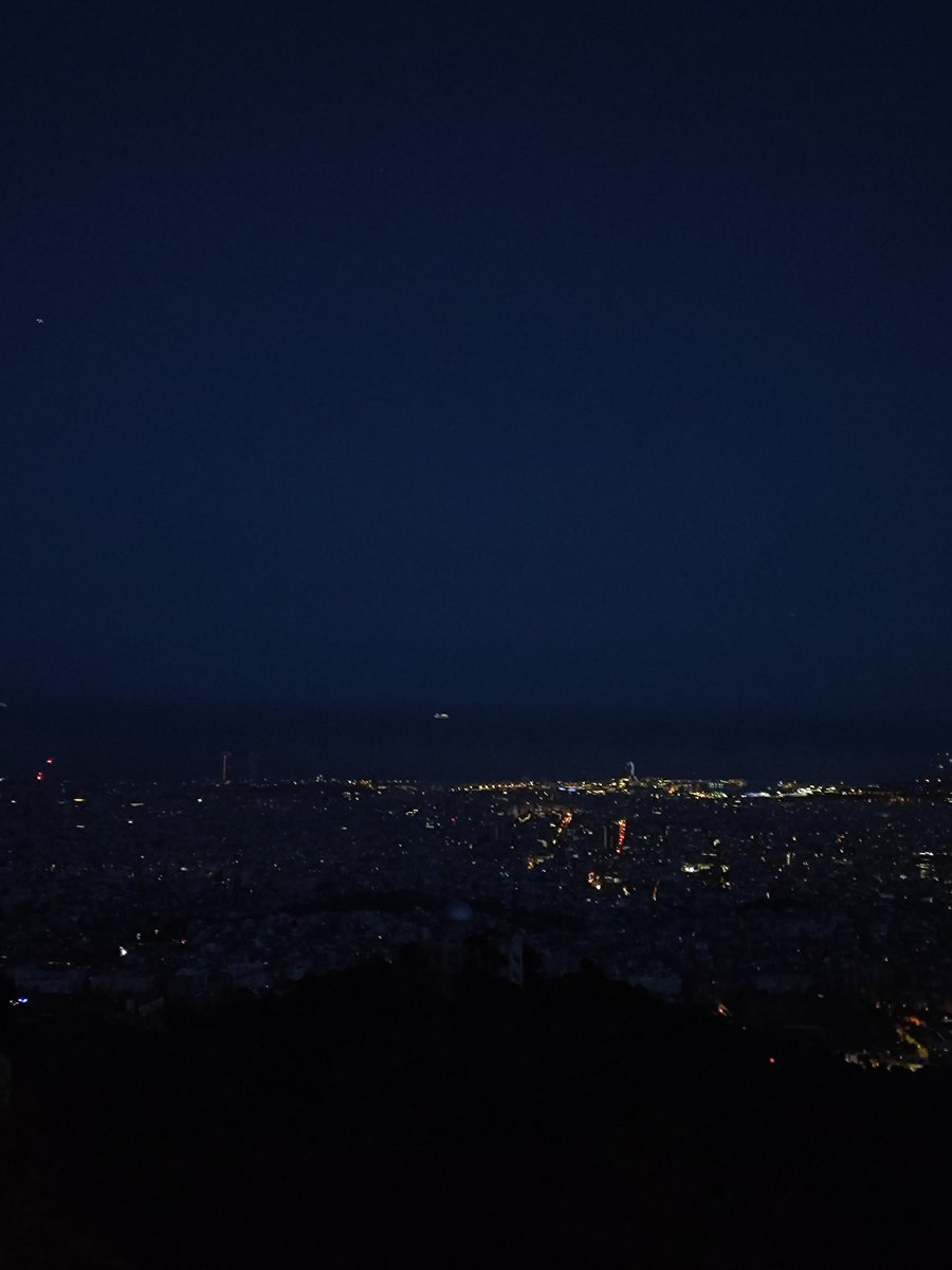Barcelona mig apagada des del Tibidabo