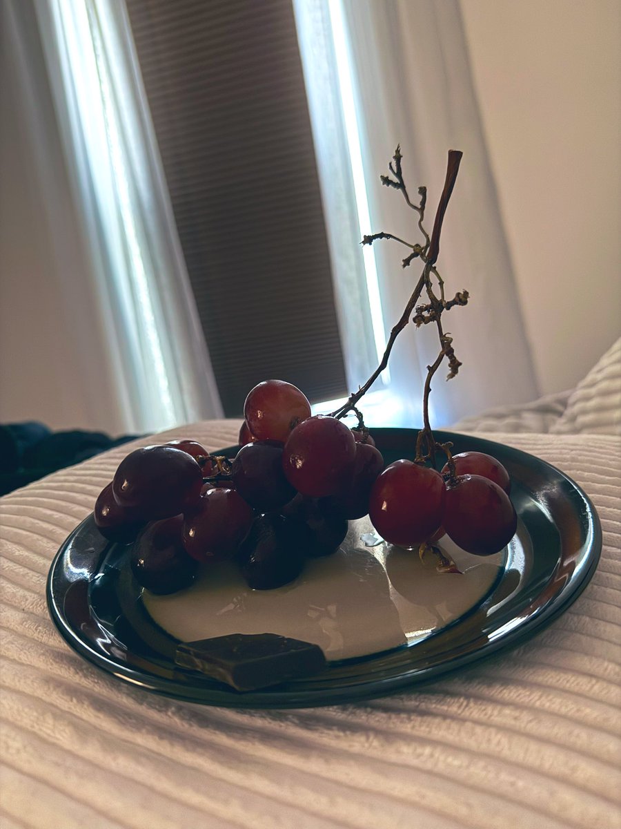 baby will only nap with me in our bed so husband keeps bringing me little offerings like im a goddess with a shrine. today it is grapes and dark chocolate.