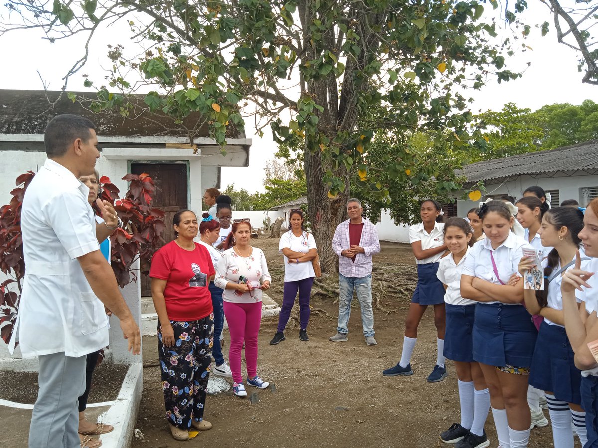 Se realizó hoy en nuestra institución educativa Mártires de Minas charlas educativas relacionadas con el embarazo en la adolescencia, contamos con la presencia de la Funcionaria Nacional de la FMC y otros funcionarios de la Provincia y el Municipio