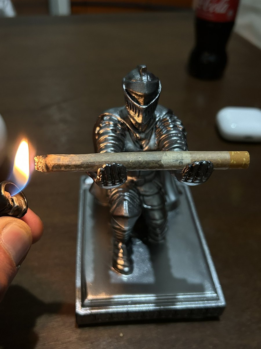 iiiiloveboobies's tweet photo. The knight has arrived.. https://t.co/AB7p5zyJ0p