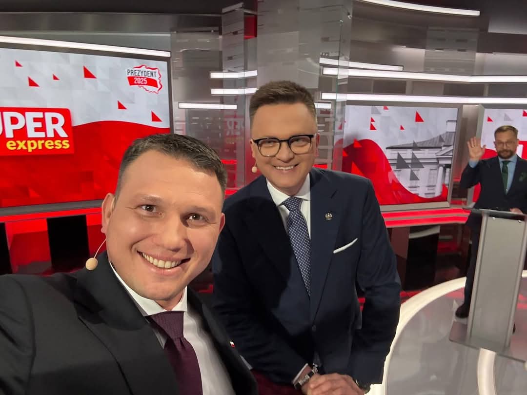 MakosToJa's tweet photo. Jak oceniacie debatę??
#debata #Wybory2025 #Mentzen2025 #Nawrocki #superexpress https://t.co/TcUWlofqLZ