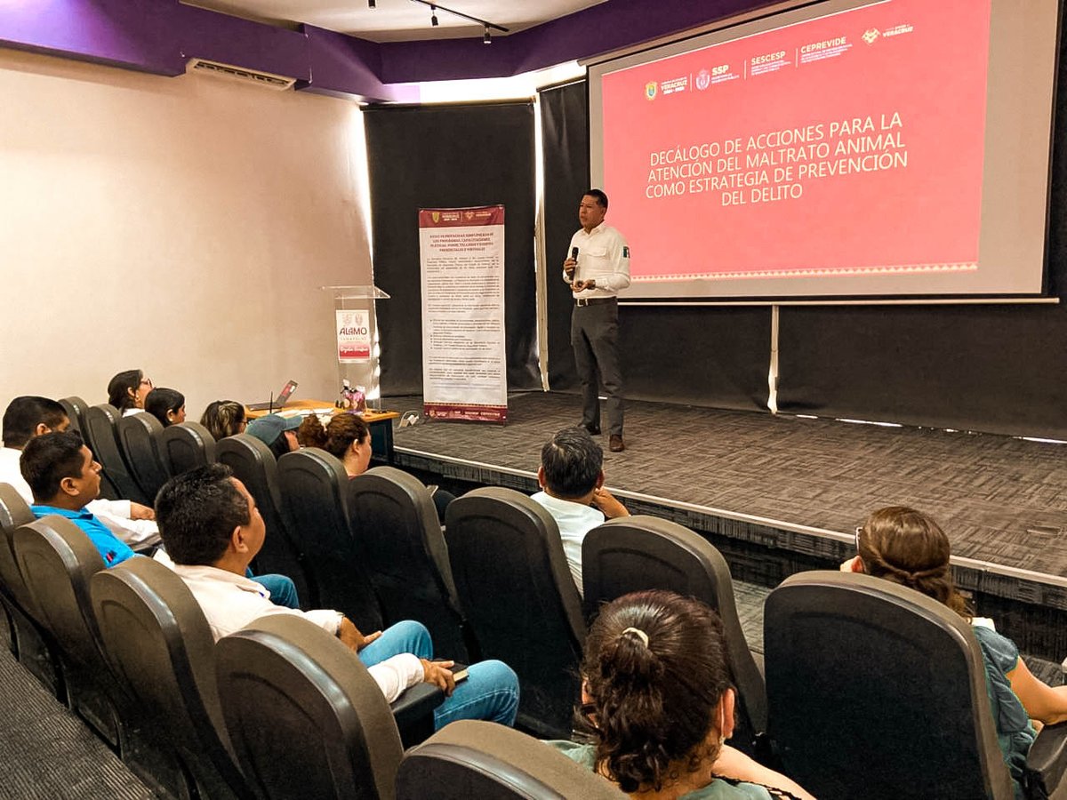 SP_Veracruz's tweet photo. A través del #CEPREVIDE impartimos el taller para la formación de replicadores a personal del H. Ayuntamiento de #ÁlamoTemapache 🍊 abordando el tema “Prevención de la Violencia Social y su Vínculo con el Maltrato a los Animales”.🐶😺

❤️ Nuestra Misión es Preservar tu Seguridad. https://t.co/kMy4Bn5Xtn