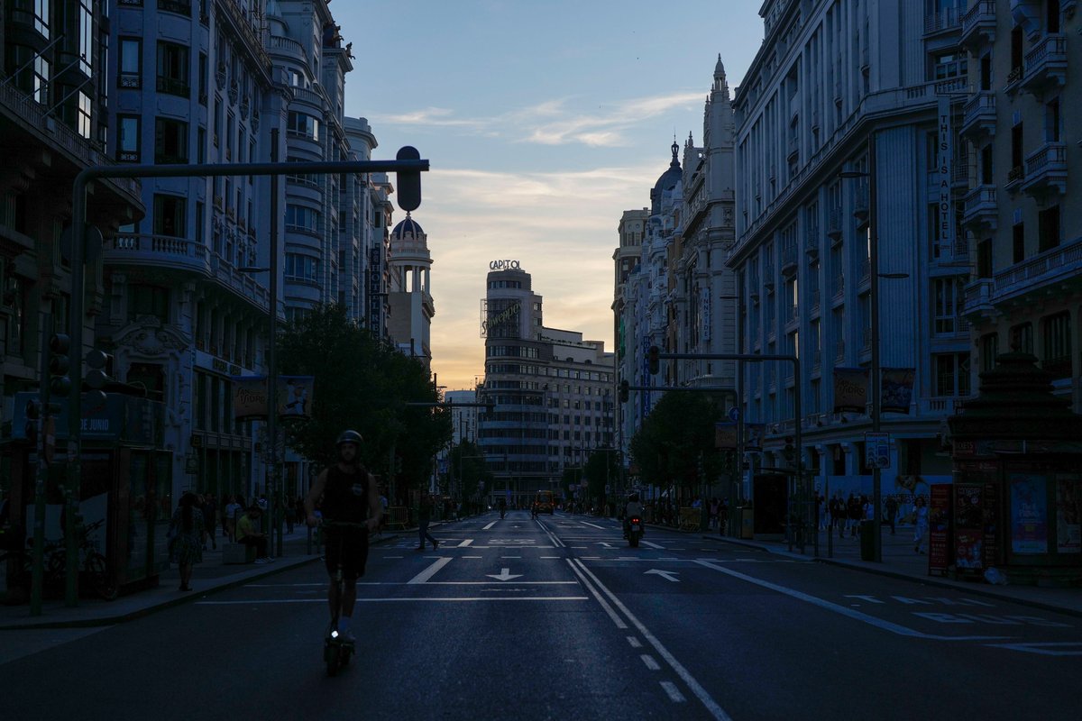 el_pais's tweet photo. 🔴DIRECTO | El #apagón ha dejado imágenes como esta de la Gran Vía sin luz https://t.co/10zyWFnKxu

📷 Borja Sánchez, Efe https://t.co/fS5YCPc03n