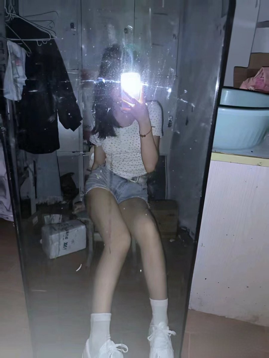 感情，怕太深，会遗忘爱情是锦上添花不是人生，怕太浅，认为只要不讨厌便能草草了余生。