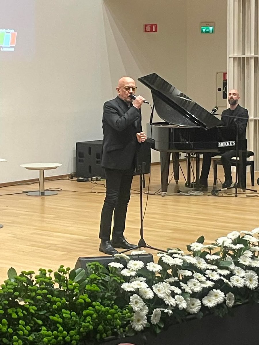 Grazie di questa serata 
<a href="/enricoruggeri/">Enrico Ruggeri</a> 
#Milano #sergioramelli 
<a href="/Rougefanbase/">Enrico Ruggeri fan base</a>
