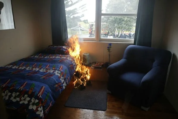 MofocaDiStreet's tweet photo. ok a luz voltou mas o que é que eu faço com a fogueira para assar o javali no quarto https://t.co/d3iAmauoVg