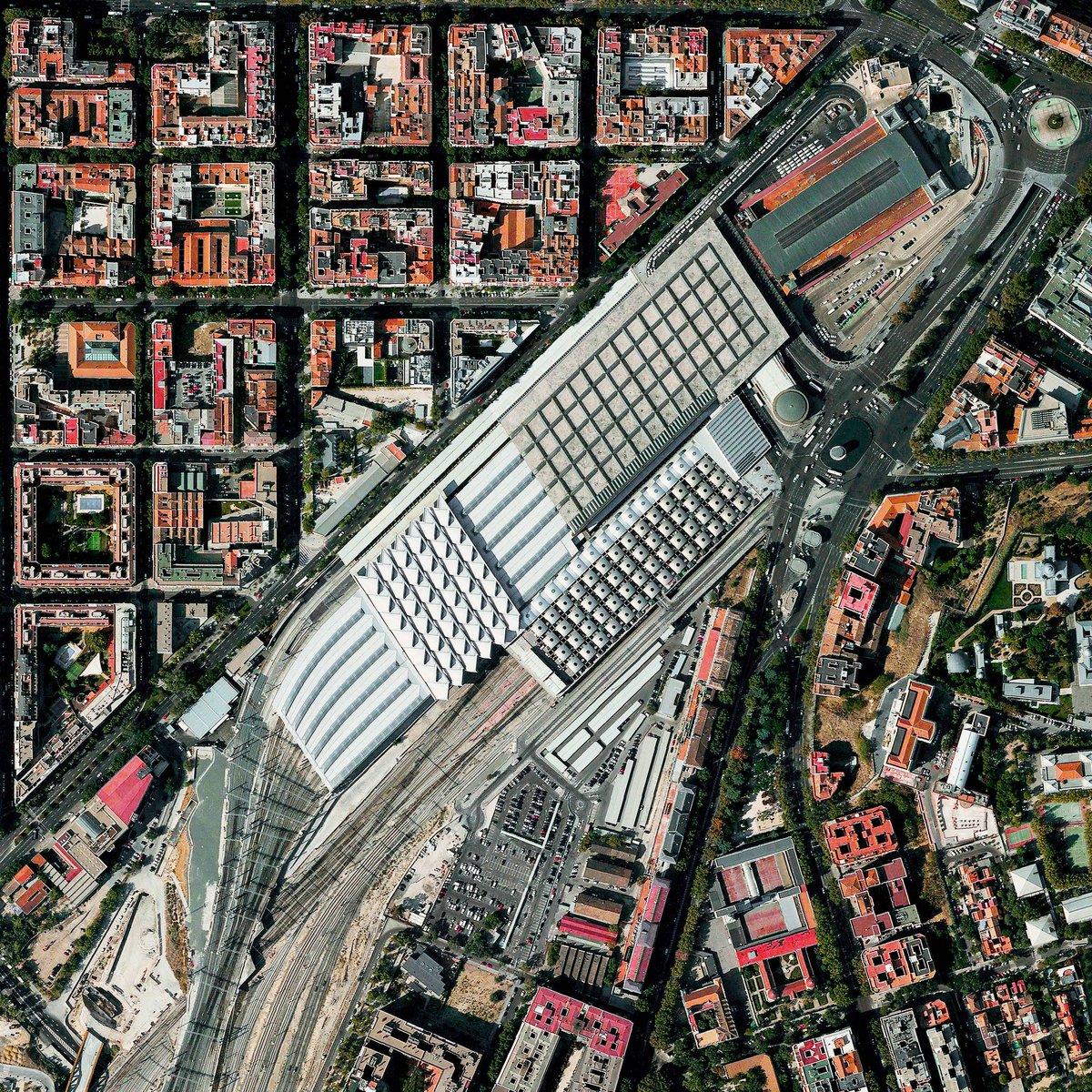 Today, a widespread power outage disrupted daily life across Spain and Portugal, causing major shutdowns — including the temporary suspension of train and airport services. In Madrid, the normally bustling Atocha Station, seen here from above, came to a standstill.
